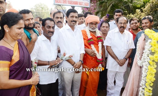 Moily rebukes detractors of CM Siddaramaiah 2